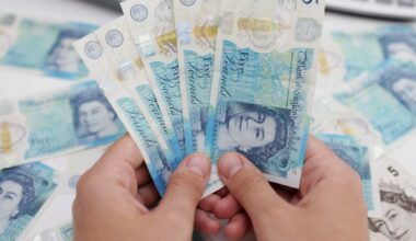 Dollar weakens amid soft labor US data