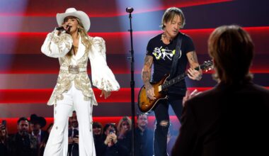 Lainey Wilson Opens 2025 CMA Awards With Keith Urban, Monologue