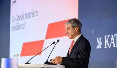 PwC flags risks and opportunities in Greece’s tourism model