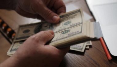 Number of households living paycheck to paycheck increasing, wealth advisor gives tips to save