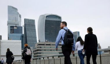 UK firms plan 3% pay rises in coming year, see AI hit to jobs, survey shows