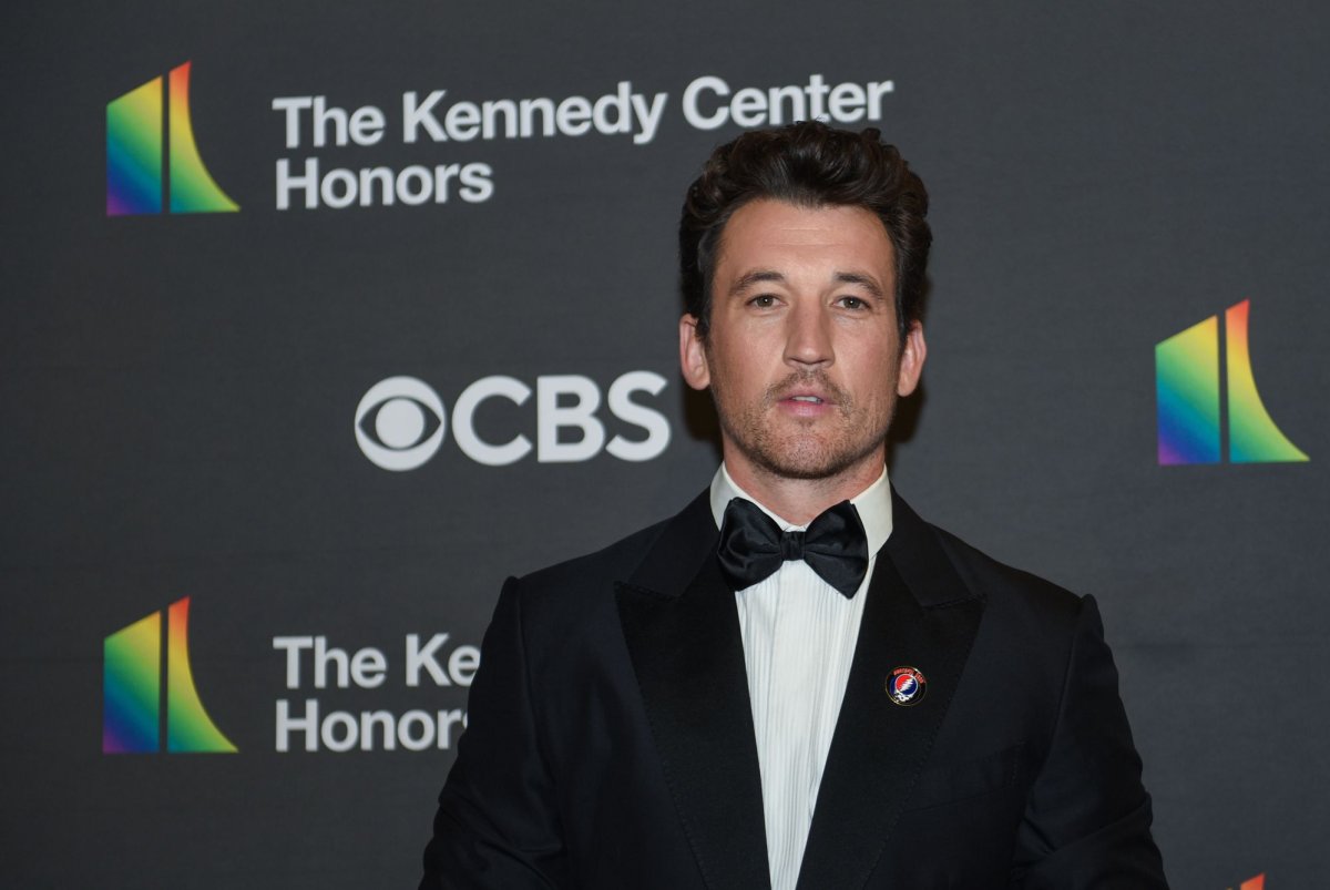 Watch: Teller plays 'Property Brothers' twins in 'SNL' lampoon of Trump's ballroom