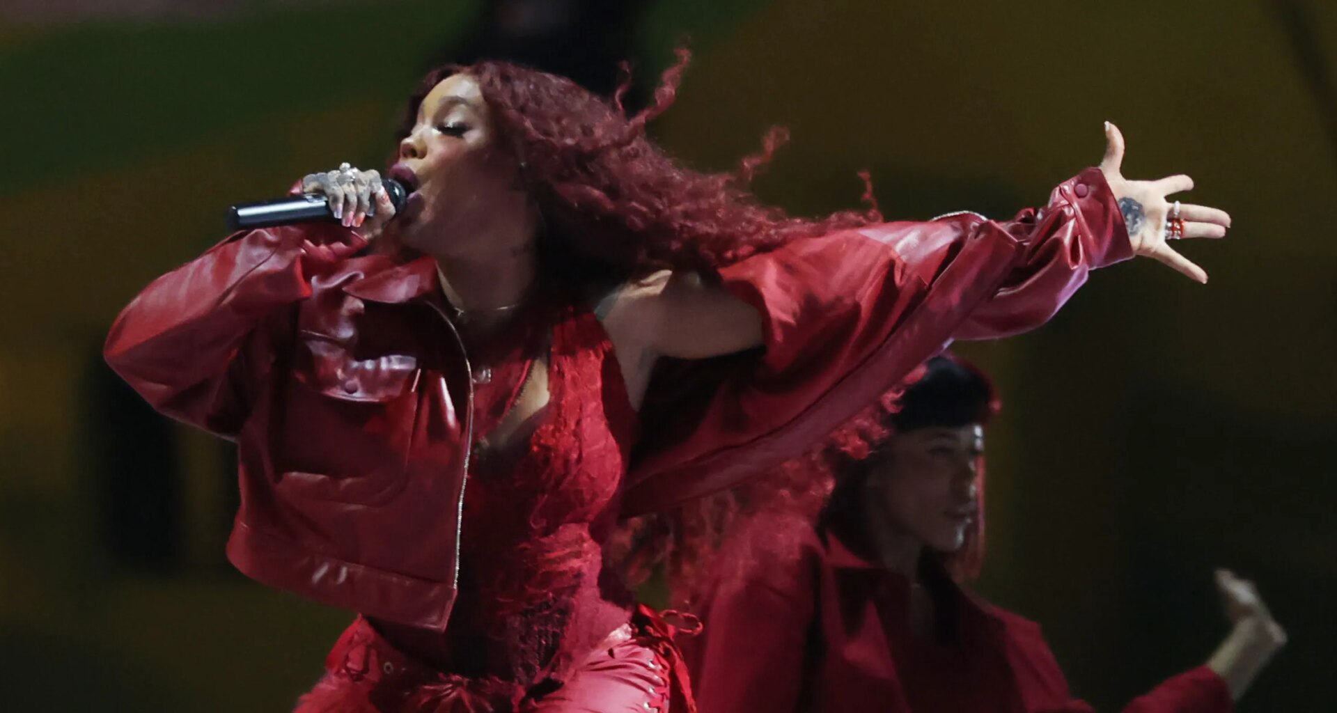 SZA Breaks Record At The Grammys Thanks To "SOS" Deluxe