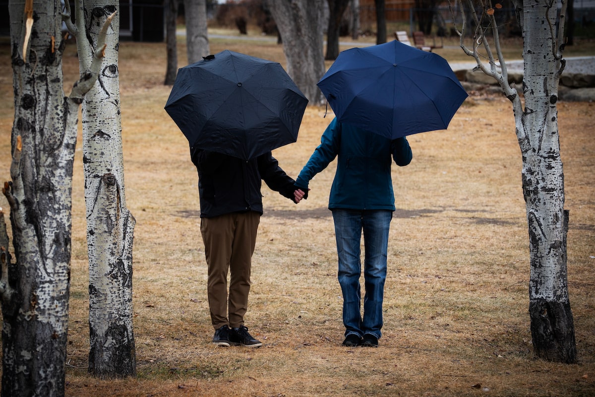 How should Vince and Mindy wind down their $500,000 corporate account in retirement?