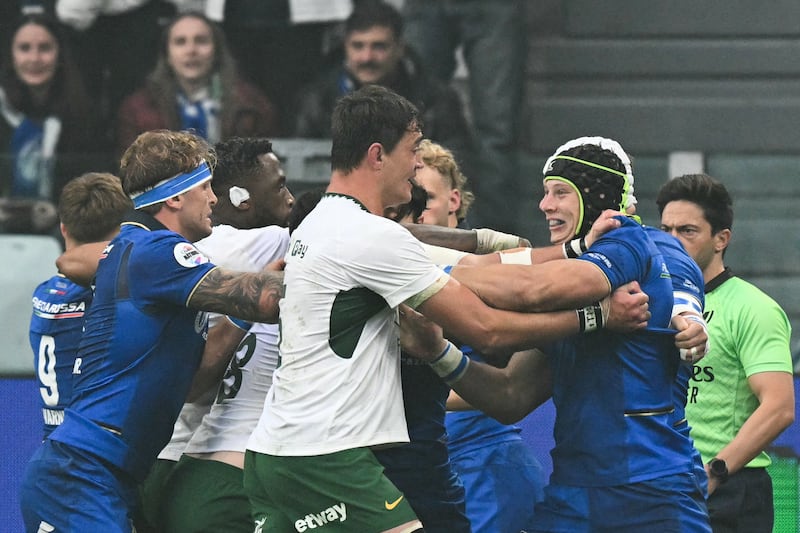 Italy's flanker Ross Vintcent (R) reacts with South Africa's players during the Autumn Nations Series international rugby union test match between Italy and South Africa, at the Allianz Stadium in Turin, on November 15, 2025. (Photo by Stefano RELLANDINI / AFP) (Photo by STEFANO RELLANDINI/AFP via Getty Images)          