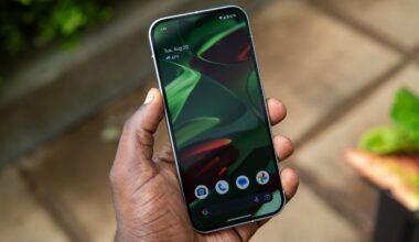 Google secretly tests a new feature for Pixel users to hide the 'At a Glance' widget