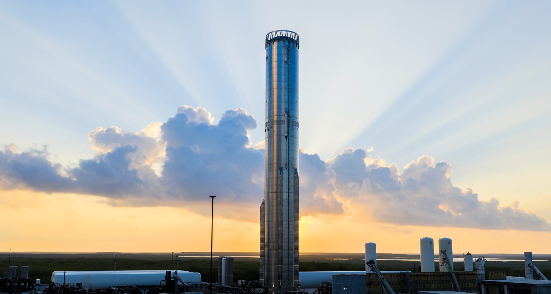 First next-generation Starship booster damaged in testing