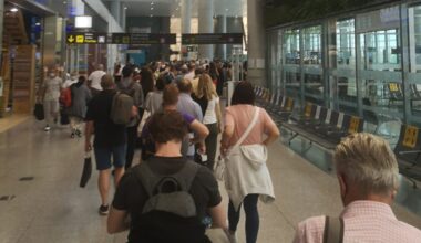 New passport control system for non-EU passengers blamed for long queues at Malaga Airport