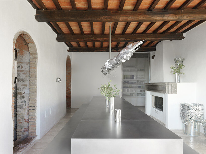 crosby studios restores 17th-century tuscan farmhouse with metallic and sculptural details