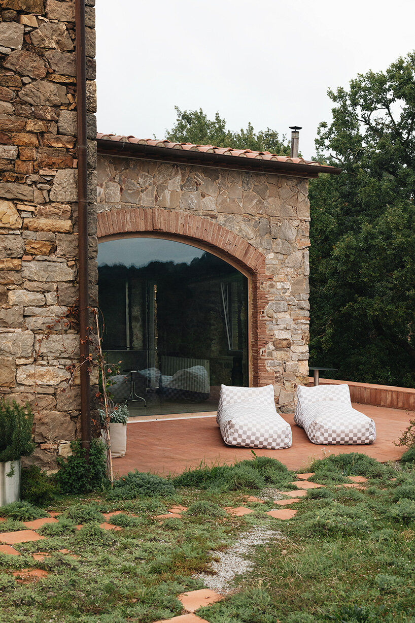 crosby studios restores 17th-century tuscan farmhouse with metallic and sculptural details