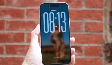 How to stretch the clock on your lock screen in iOS 26