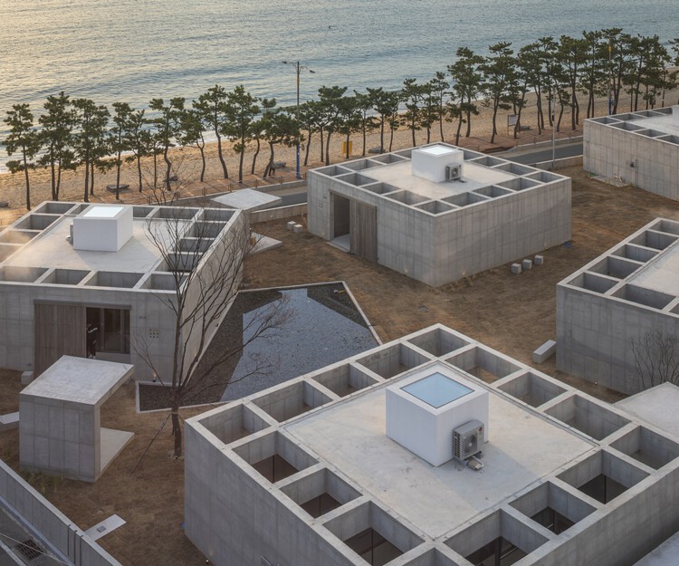 Elemental Shores in the Asia-Pacific: Concrete Recasts the Beach House - Image 1 of 37