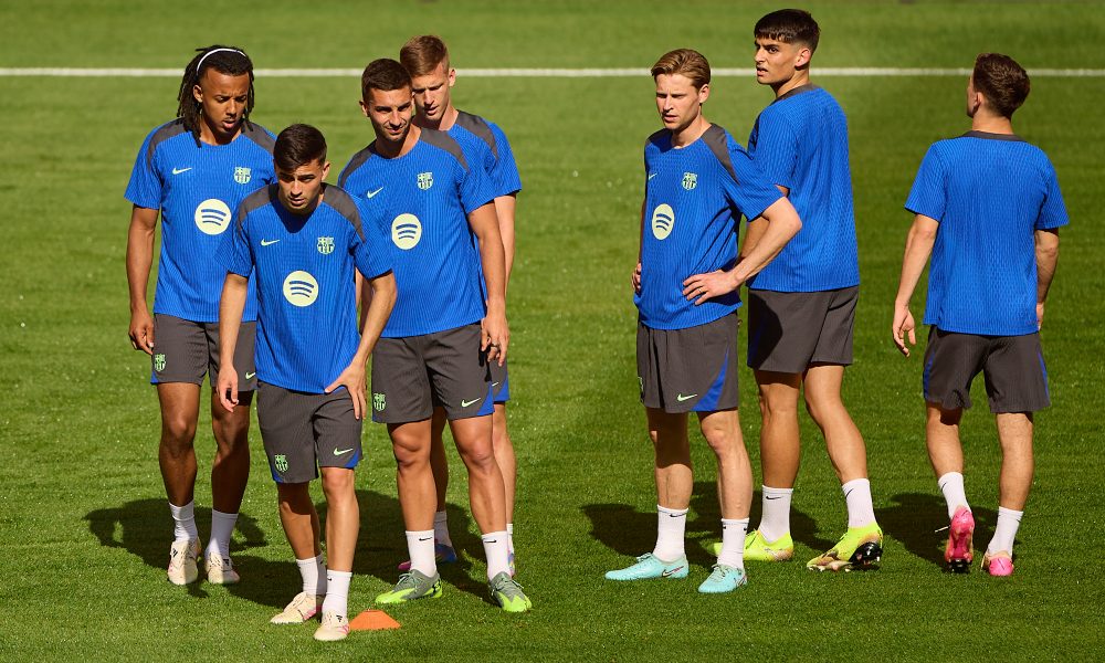 Pedri, Ferran Torres, Jules Kounde, Dani Olmo and Frenkie de Jong of FC Barcelona