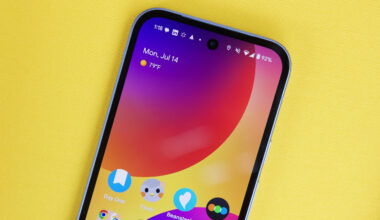 Close-up picture of the At a Glance widget on a Google Pixel 9a.