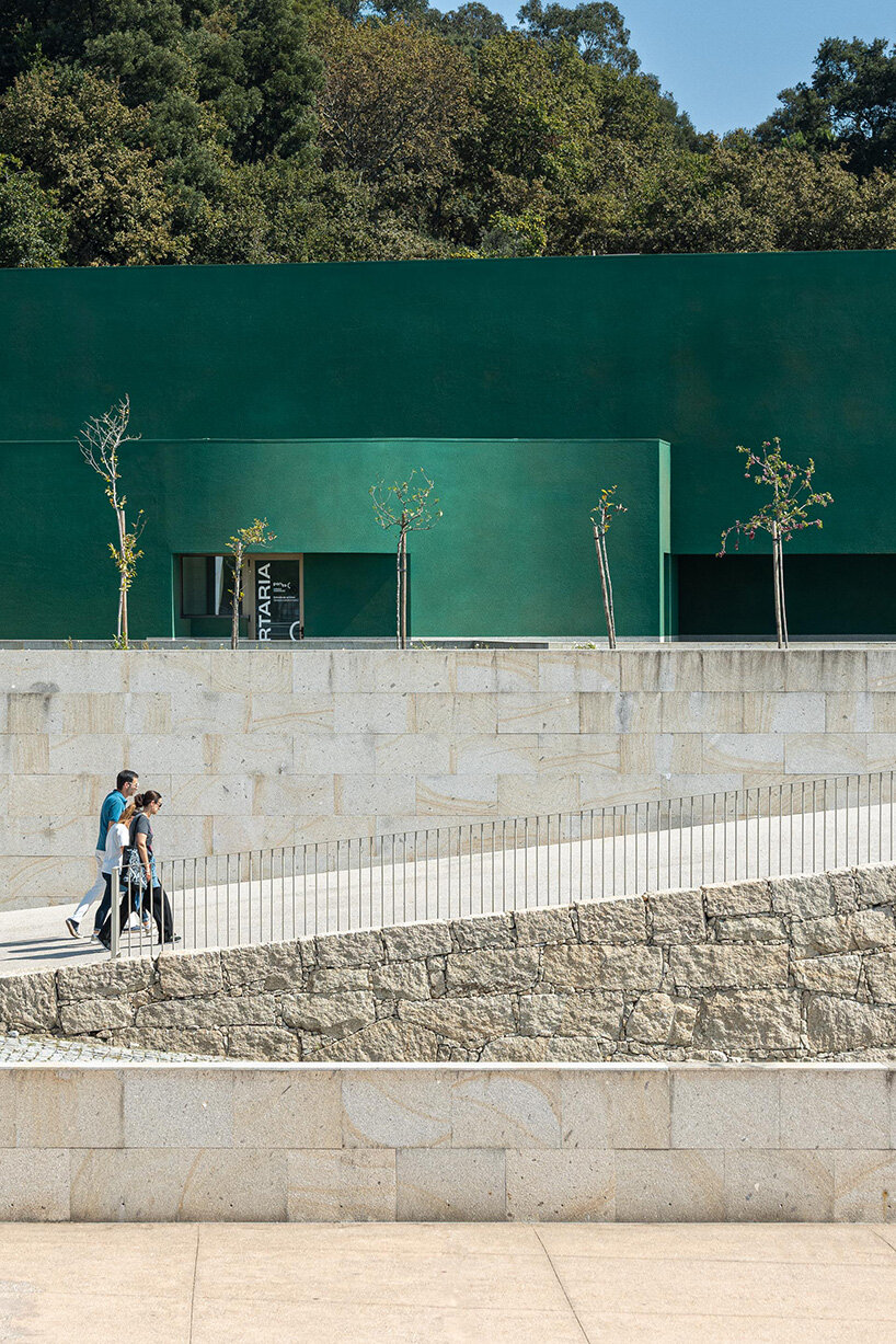green cork skin camouflages galeria gabinete's portuguese cultural center into its lush setting