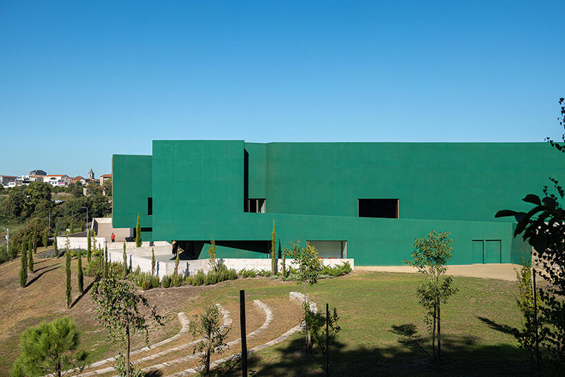 green cork skin camouflages galeria gabinete's portuguese cultural center into its lush setting