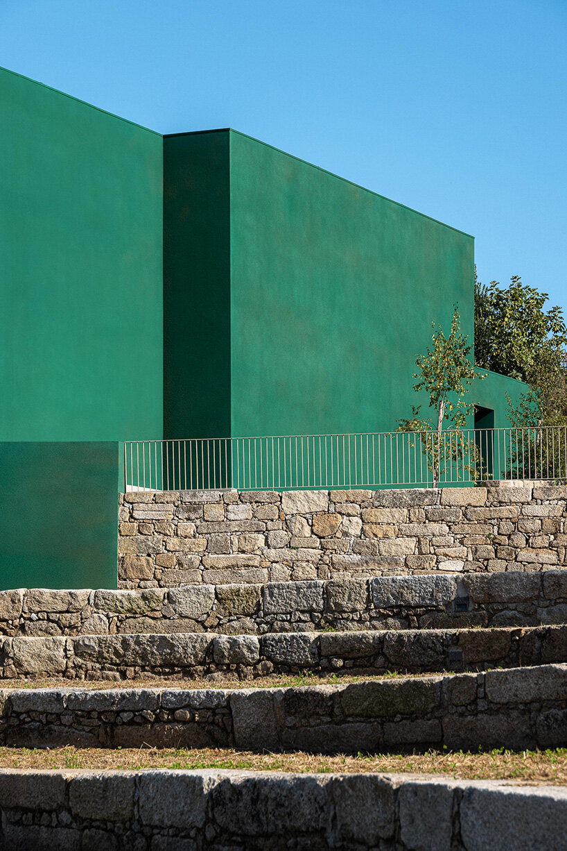 green cork skin camouflages galeria gabinete's portuguese cultural center into its lush setting
