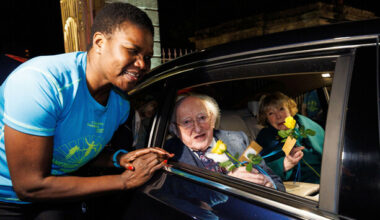 President Higgins and wife Sabina given roses and cheered as they leave Áras for the final time - The Journal