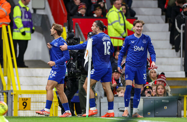 10-man Everton stun Man United, Seamus Coleman's return ends prematurely