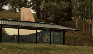 Rob Mills Architecture nestles Howqua River Lodge in Victorian Alps