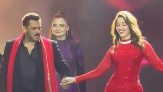 Salman Khan performs with Tamannaah Bhatia during Dabangg Tour.