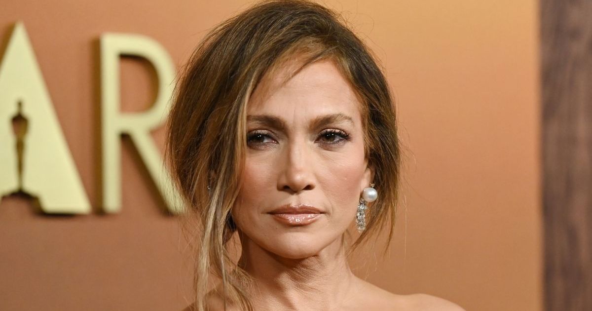 Jennifer Lopez's Workout Fit Is Impossible to Ignore