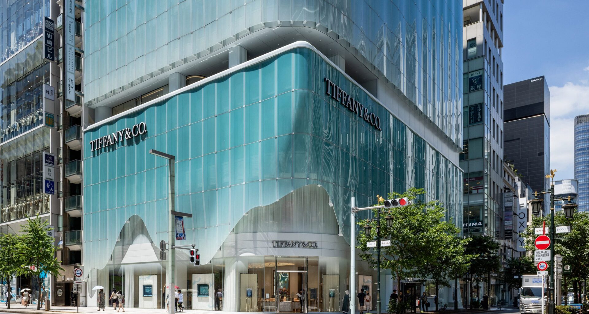 Jun Aoki cloaks Tiffany & Co store in curving glass panels