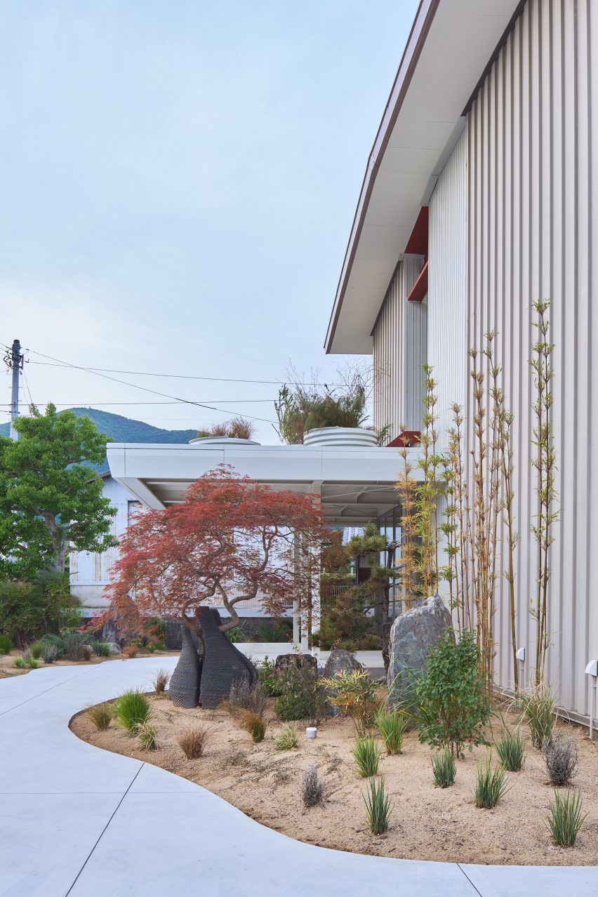 Cantilevered canopy extending from steel building
