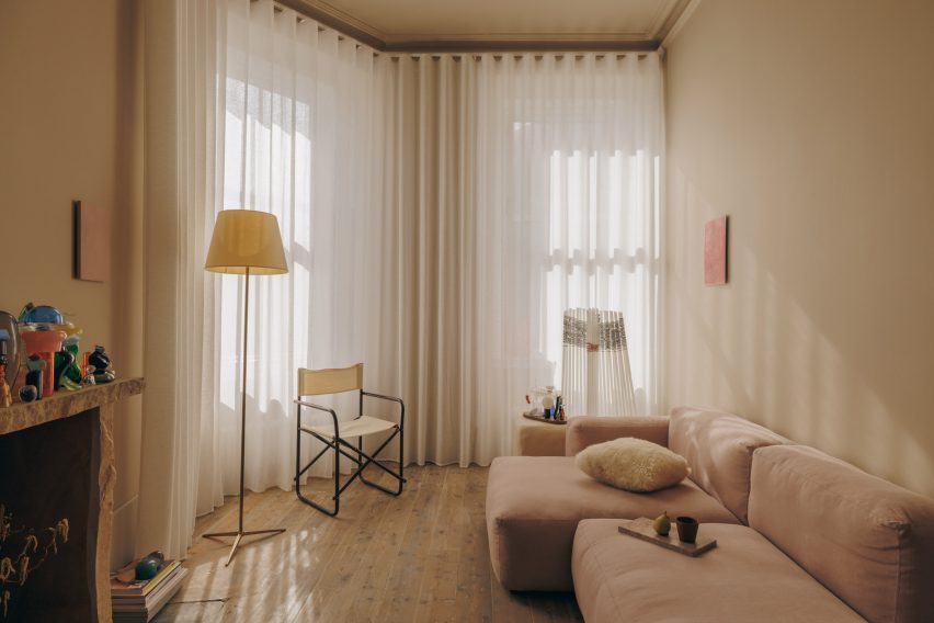 Monolithic living room mantel