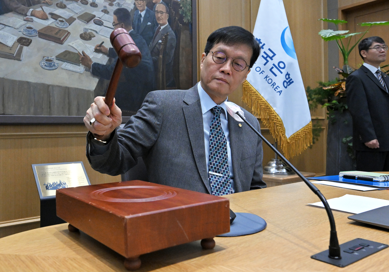 Bank of Korea Gov. Rhee Chang-yong bangs the gavel at a rate-setting meeting held Thursday . (Joint Press Corps.)