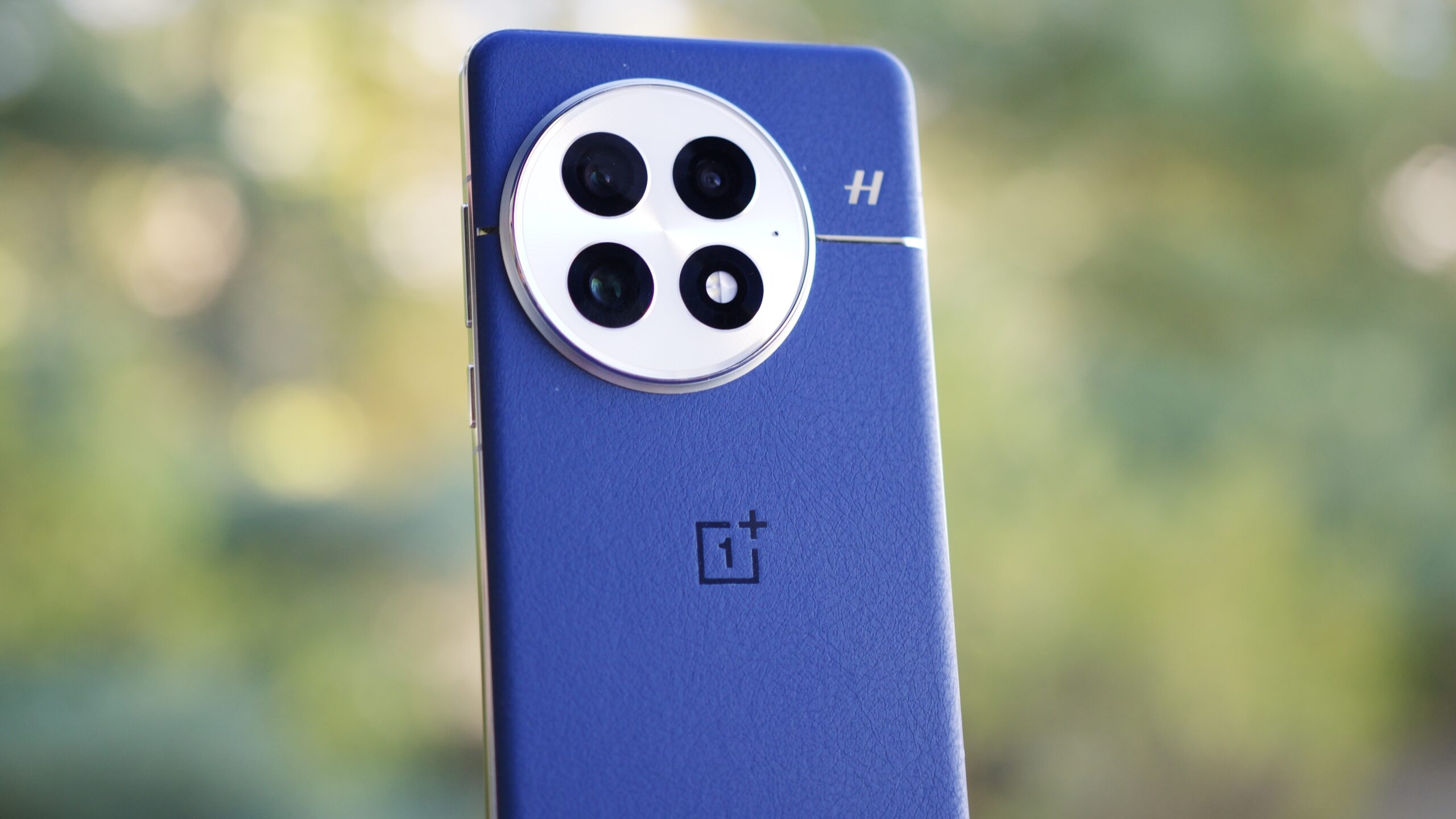 oneplus 13 blue close up back The back of the blue OnePlus 13.