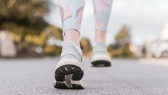 The Japanese walking method engages the core for weight loss. (Unsplash)