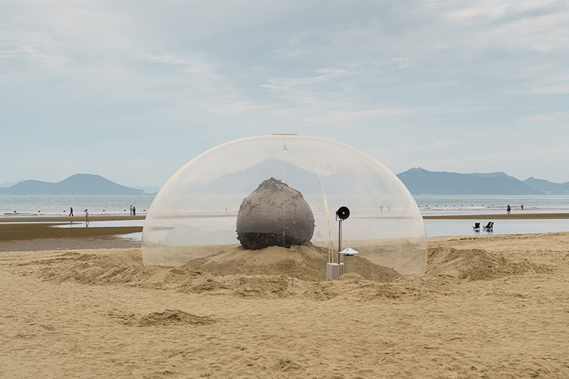 plastique fantastique installs fossil-based inflatable sculpture on korea’s shoreline