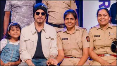 Shah Rukh Khan's sweet gesture in THIS viral pic wins the hearts; Netizens call him 'King of hearts'