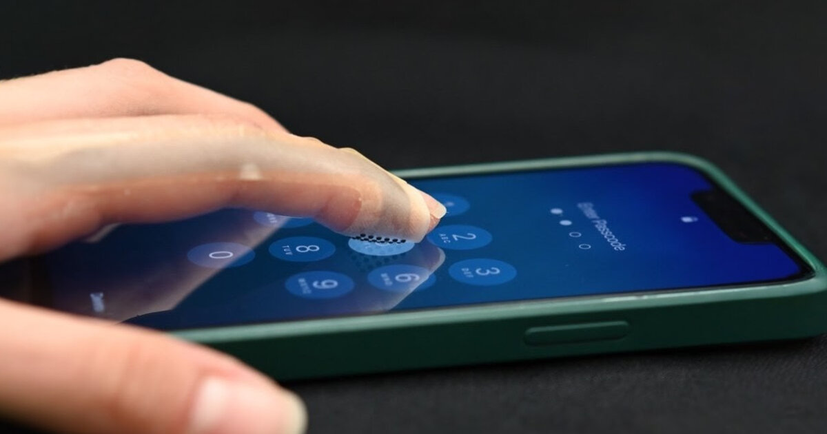 stretchable bandage device voxelite lets users feel the digital world