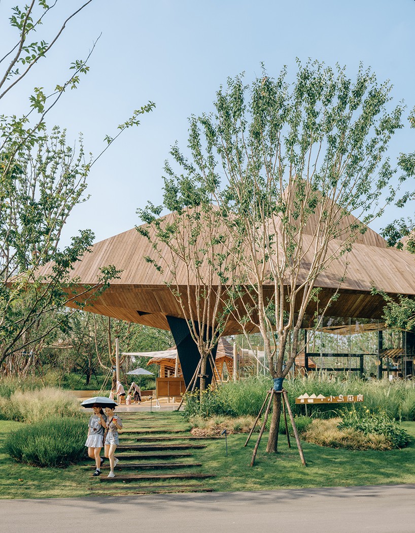 pyramidal volumes with wood strip patterns frame luxeisland restaurant by DL atelier