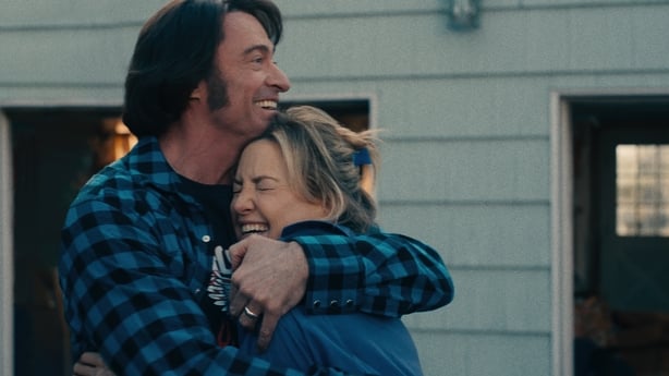 A still image of Hugh Jackma and and Kate Hudson hugging in the film Song Sung Blue
