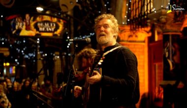 Hundreds turn out for annual Christmas Eve busk in Dublin