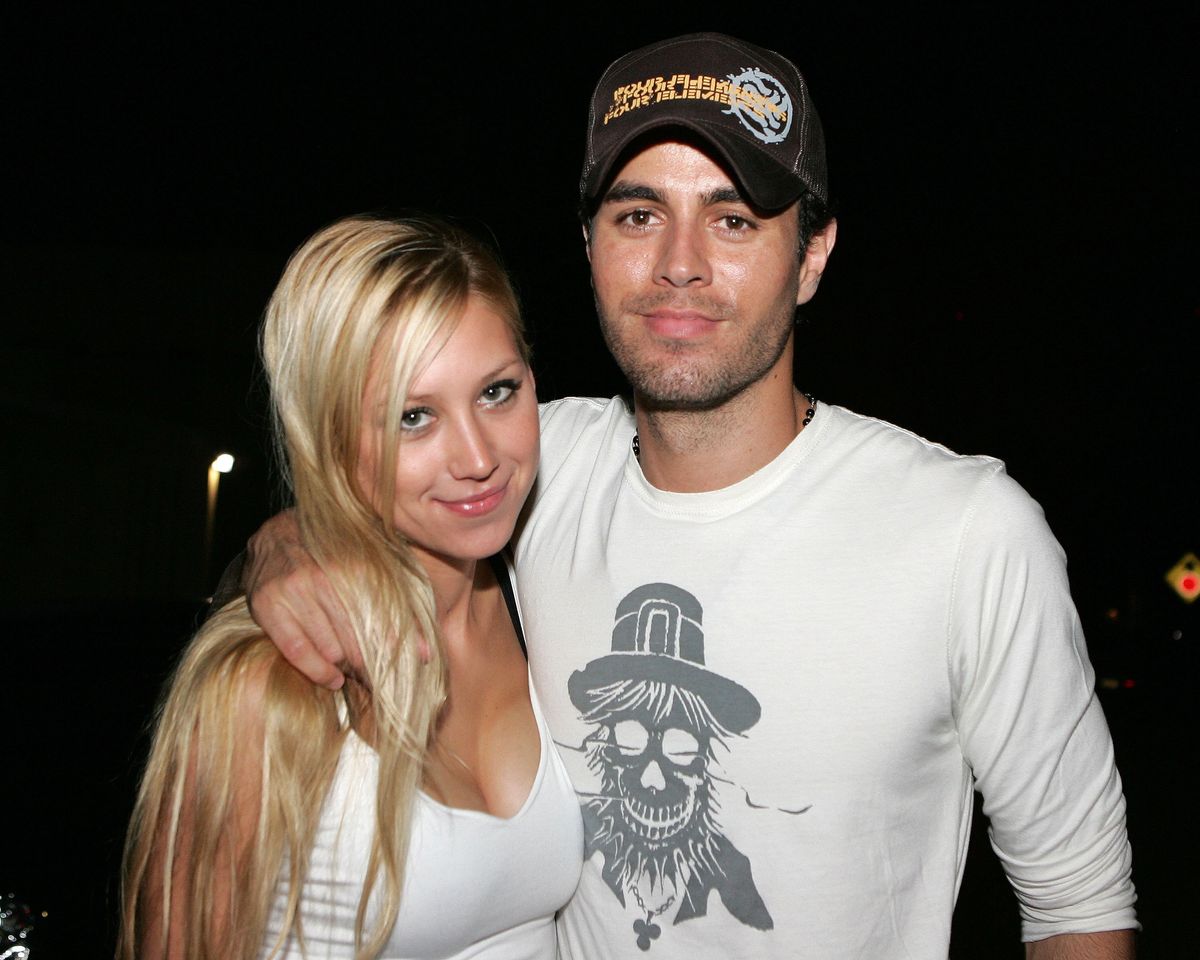 Tennis player Anna Kournikova and singer Enrique Iglesias leave Big Pink restaurant during the early morning hours on June 16, 2006 in Miami, Florida.  (Photo by Ralph Notaro/Getty Images)