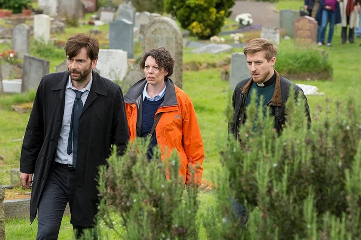 After a young boy is murdered in the small seaside town of Broadchurch, local detectives Ellie Miller and Alec Hardy are assigned the mysterious case