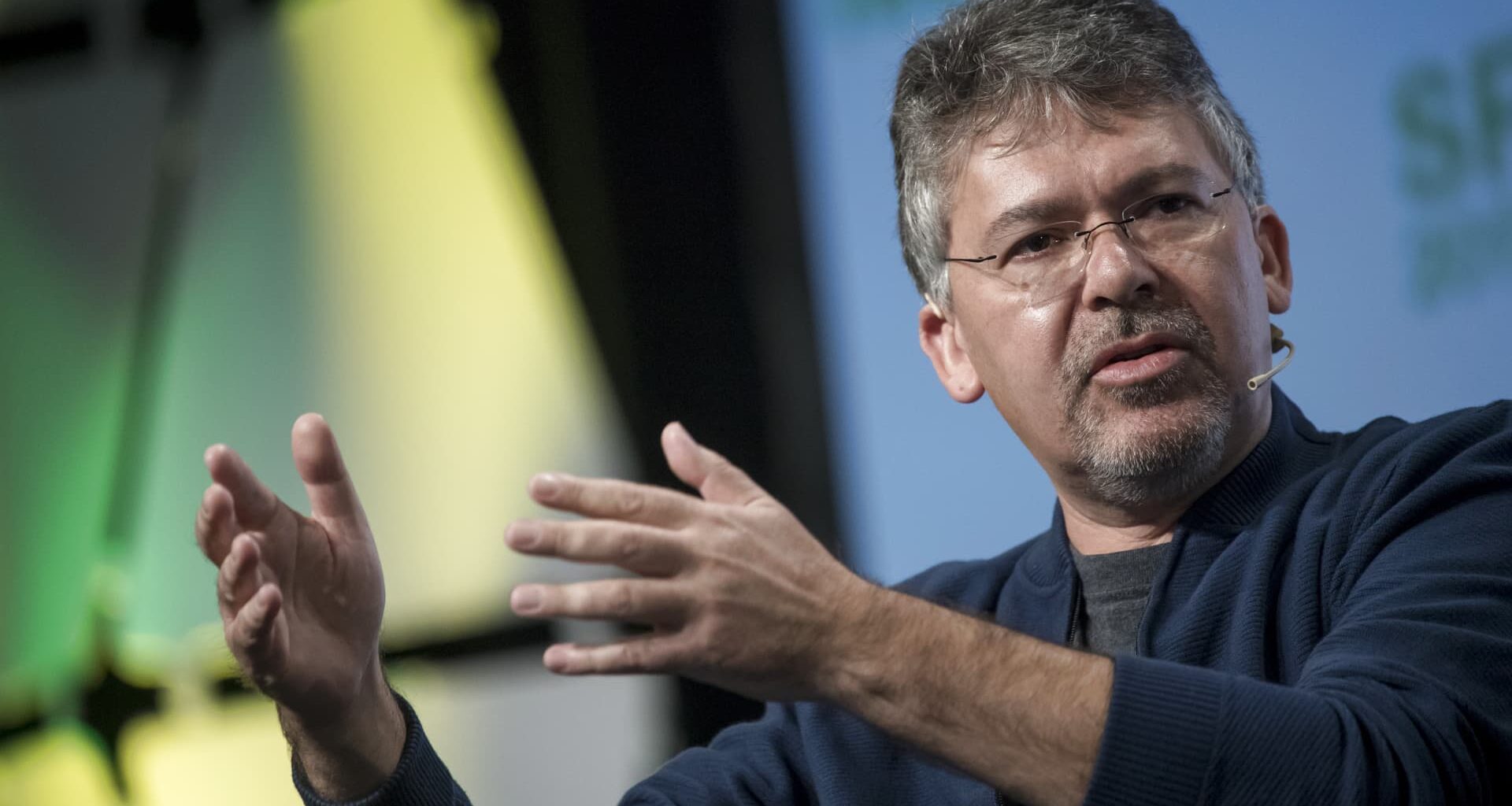 Apple names former Microsoft, Google exec to succeed retiring AI chief