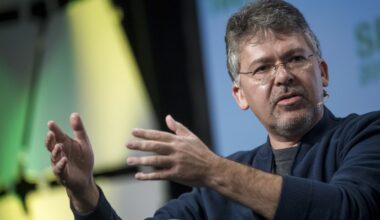 Apple names former Microsoft, Google exec to succeed retiring AI chief