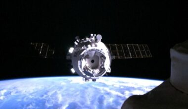 Watch China's Shenzhou 22 rescue ship arrive at Tiangong space station (video)