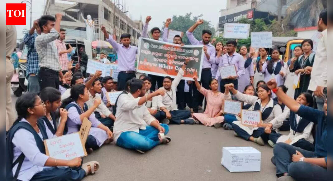 Ayurvedic, homeopathy students intensify stir | Bhubaneswar News