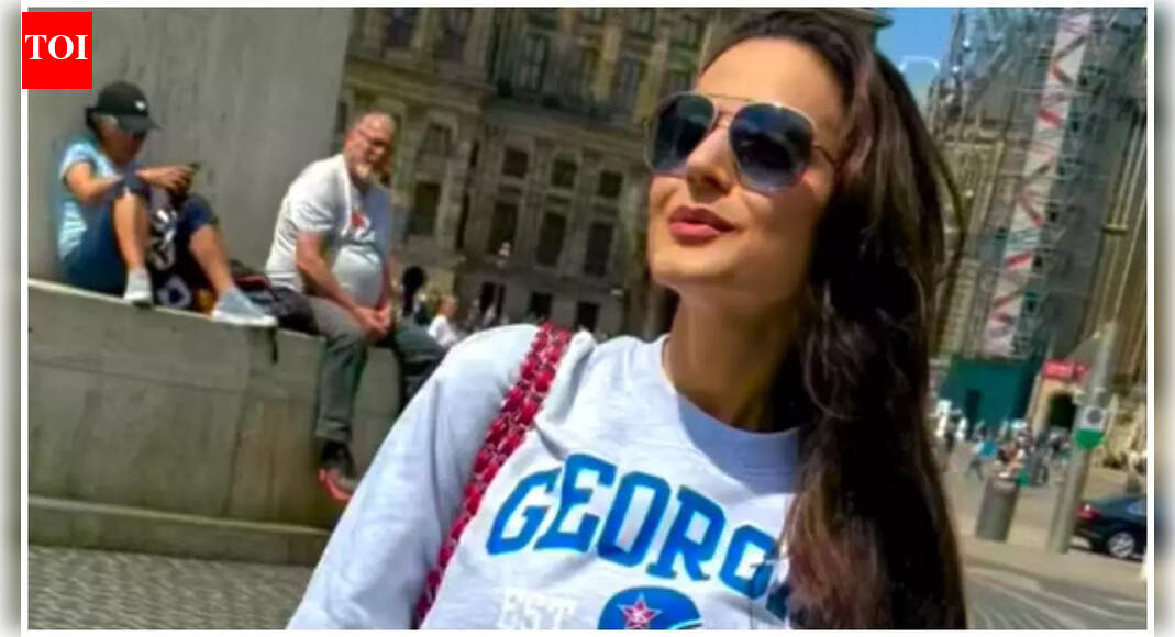 Ameesha Patel says, ‘I love the paps,’ highlighting their hard work amid Jaya Bachchan’s recent comment criticising paparazzi |