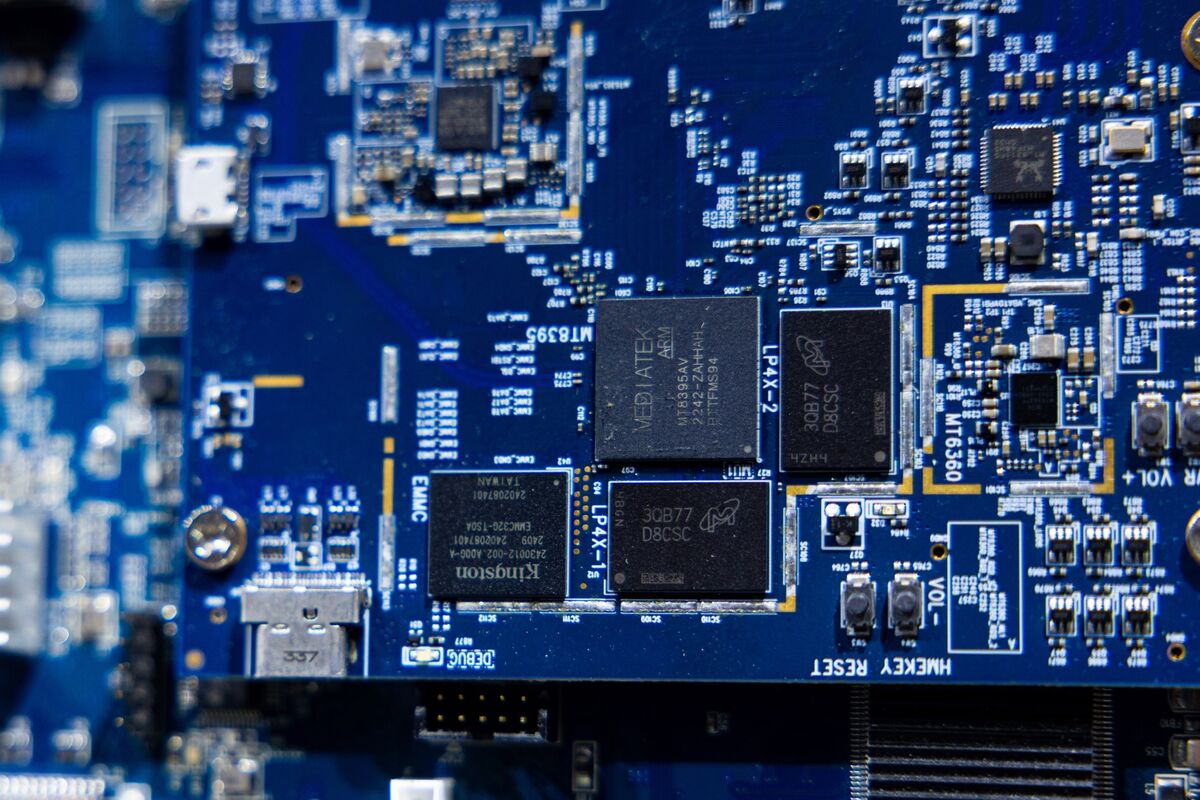 Big Shift in AI Stock Trade Drives Hunt for New Stars in Asia