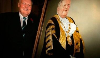 Portrait row: DUP demands City Hall ban for Irish language group Glór na Móna similar to Glasgow loyalist flute band ban from building