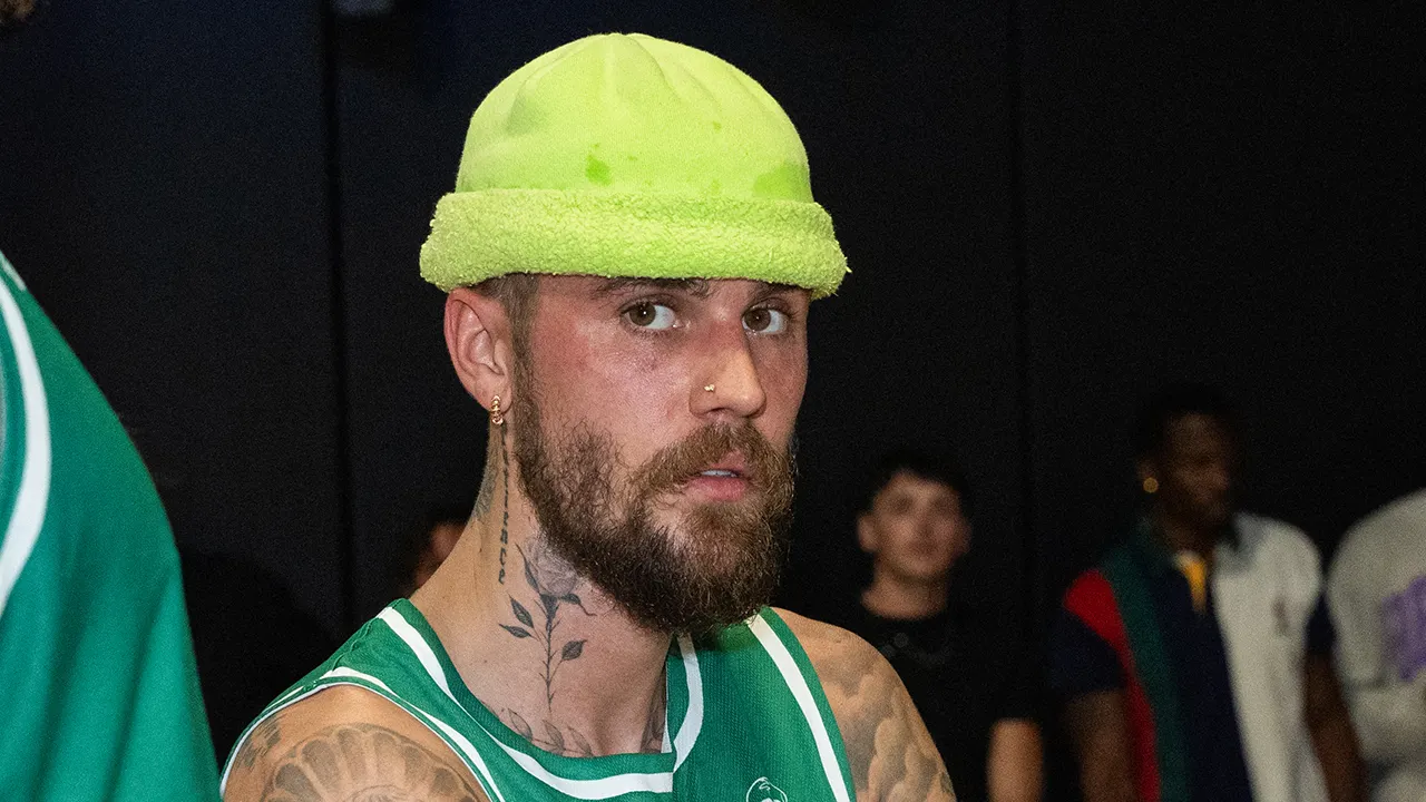 Justin Bieber threatens Apple over iPhone dictation interrupting music