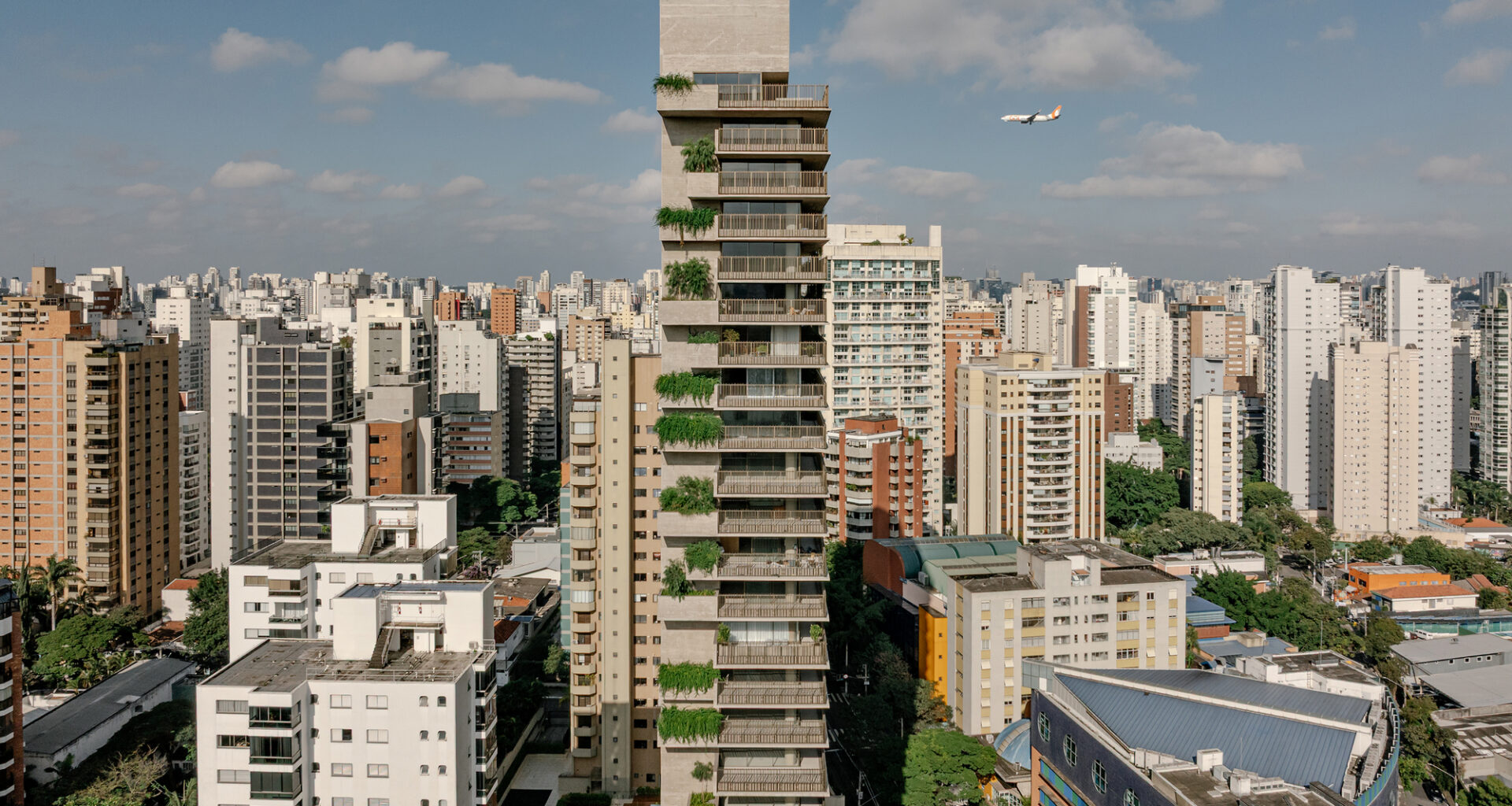 Ibaté Building / Studio Arthur Casas