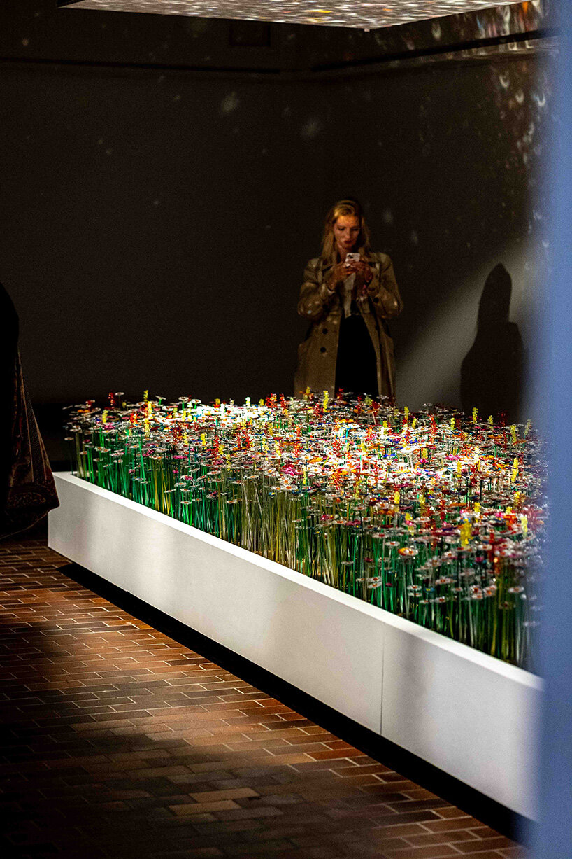 8,800 mirrored flowers from discarded acrylic reveal a data-driven portrait of the netherlands